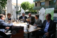 Las autoridades universitarias, en la cafetera del Rectorado, dentro de la campaa de sensibilizacin con el Comercio Justo