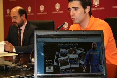 Manuel Torres (al fondo) y Javier Bellver, director de operaciones del campus, en la presentacin