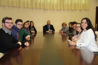 Al fondo el vicerrector de Estudiantes, Alfonso Zamorano, con M Carmen Fernndez y el alumnado beneficiario de las becas.  