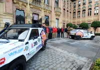 El rector, con los integrantes de los equipos participantes y representantes de las entidades patrocinadoras.