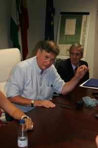 Tim Hunt durante su contacto con los periodistas, al fondo Emilio Fernandez Reyes