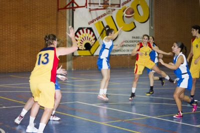 Un momento del partido UCO-UHU de la fase previa