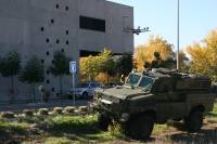 El vehculo RG 31 Nyala durante el recorrido de prueba en Rabanales 21. Un dron transmite  sus evoluciones.