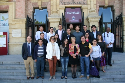 Estudiantes y autoridades acadmicas en la puerta del Rectorado