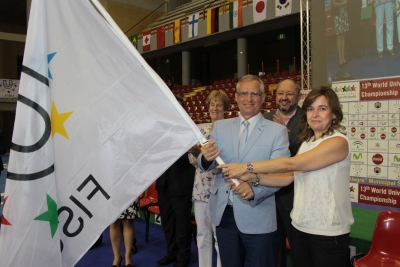 Victor Pronin recibe la bandera de la Fisu