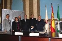 Foto de familia de participantes en las jornadas celebradas hoy en el Rectorado