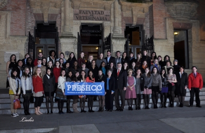 Los participantes en el programa en la puerta del Rectorado