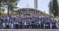 Graduados de ciencias con las autoridades acadmicas a la salida del acto de graduacin.