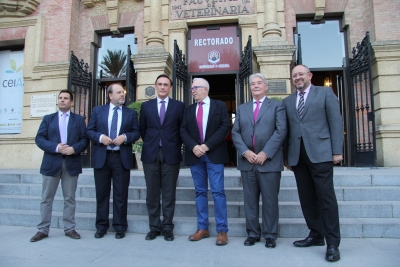 De izda. a dcha., Jos Ignacio Expsito, Francisco Luis Crdoba, Jos Carlos Gmez Villamandos, Jos Snchez Maldonado, Luis Carreto y Manuel Torralbo a su llegada al Rectorado antes de comenzar el foro. 