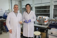 The researchers Luis Serrano and Esther Rincón with the pads developed 