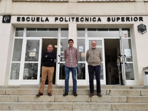 Los investigadores José María Fernández, David Suescum y José Ramón Jiménez, en la Escuela Politécnica Superior de Belmez.