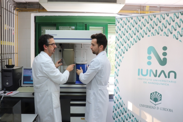 Álvaro Caballero (izqd.) y Fernando Luna, en el laboratorio. 