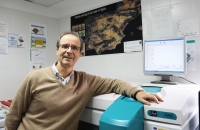 El catedrático Vidal Barrón junto a un espectofotómetro