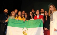 Foto de familia de autoridades y representantes estudiantiles tras recibir el premio concedido por la Junta de Andaluca