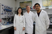 Mara Jos Aragn, Pedro Lavela y Rafael Klee, en el laboratorio.