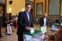 El candidato a rector, Jos Carlos Gmez Villamandos, en el momento de depositar su voto.