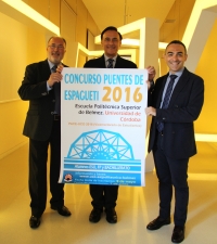 De izquierda a derecha, Jos Mara Fernndez, Jos Carlos Gmez Villamandos y Alfonso Zamorano, con el cartel anunciador del concurso
