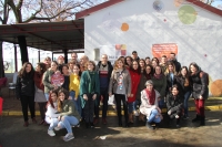 Foto de familia de autoridades , personal del rea de Cooperacin y Solidaridad, y alumnos del centro