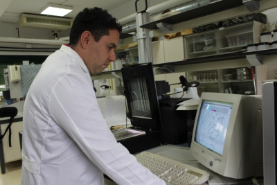 Manuel Olmo, investigador del Departamento de Botnica, Ecologa y Fisologa Vegetal de la UCO, analiza las races de una planta en un escner