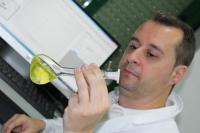 El profesor Rafael Madueo, del Departamento de Qumica Fsica y Termodinmica Aplicada, en su laboratorio