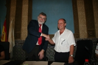 El rector, Jos Manuel Roldn y el secretario general  de FETE Crdoba, Manuel Gil, estrechan sus manos tras la firma del acuerdo.
