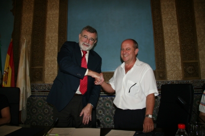 El rector, Jos Manuel Roldn y el secretario general  de FETE Crdoba, Manuel Gil, estrechan sus manos tras la firma del acuerdo.
