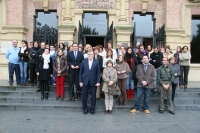 Asistentes al acto contra la violencia de gnero convocado a las puertas del Rectorado