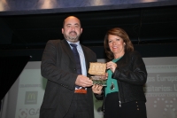 El vicerrector de Coordinacin, Estudiantes y Cultura, Manuel Torres, recoge el premio