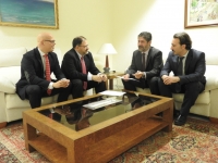 Responsables de Fundecor y la Fundacin Cajasur conversan tras la firma del acuerdo