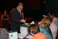 El rector, Jos Manuel Roldn, en el momento de votar.