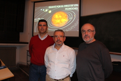 Manuel Barco, en el centro, junto con dos compaeros de la Agrupacin Astronmica de Crdoba