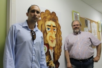 scar Reyes (i) y Sebastin Ventura junto a una caricatura de Isaac Newton expuesta en el Departamento de Ciencia de la Computacin e Inteligencia Artificial de la UCO