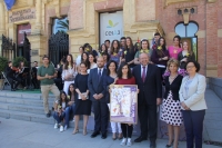 Foto de familia de autoridades, alumnado del IES  Fray Bartolom de las Casas y la ganadora del premio 