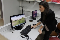 Una alumna muestra su propio avatar en el mundo virtual creado en la Universidad de Crdoba