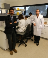 Los dermatlogos Juan Ruano y Antonio Vlez, junto al equipo de investigadores  