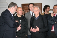 El rector conversa con Miguel Gmez y Juan Serrano, en presencia del decano Eulalio Fernndez
