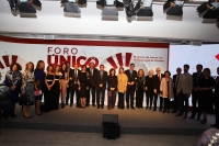 Foto de familia de personalidades a la presentacin en Madrid del Foro nico.