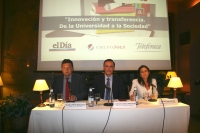 De izquierda a derecha, Luis J. Pérez Bustamante, José Carlos Gómez Villamandos y María Jesús Almanzor minutos antes del comienzo de la conferencia.