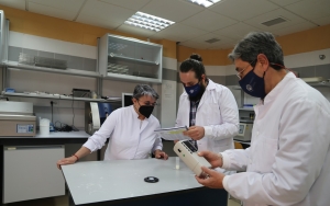 Researchers Ana Garzón, Antonio Figueroa and Javier Caballero-Villalobos measuring some parameters of the milk 