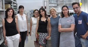 La catedrática Carmen Galán con su grupo de investigación de la Universidad de Córdoba