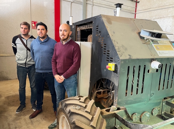 El equipo investigador junto al tractor autónomo