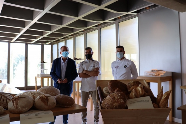El investigador Ricardo Cordoba (izq.) acompañado del gerente y director de producción del obrador cordobés en la presentación de los panes medievales.